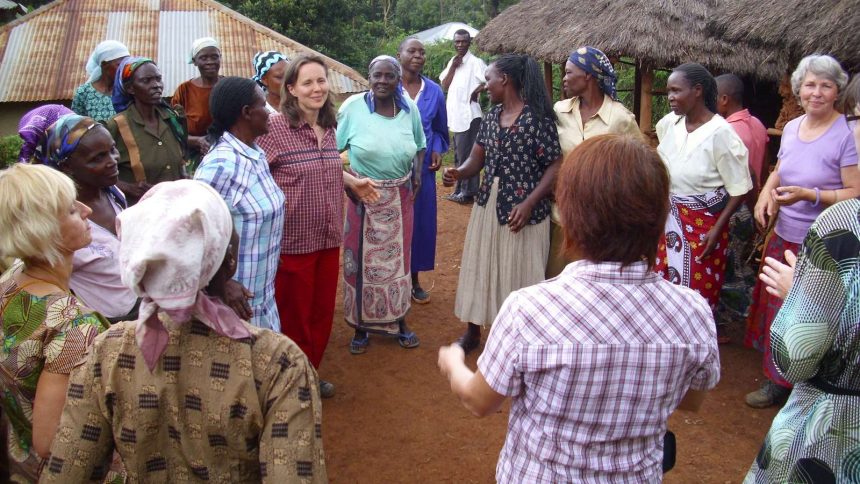 Frauen in Kenia vor Lehmhütten