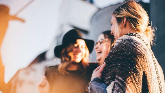 Glückliche Frauen reden miteinander