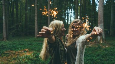 Zwei Frauen mit Wunderkerzen