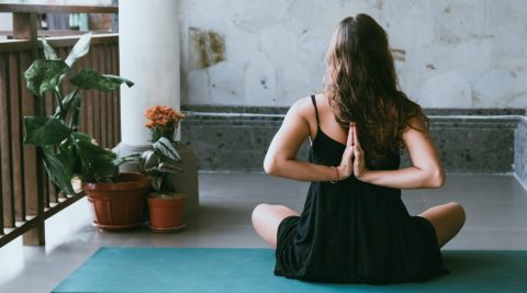 Frau macht Yoga für den Rücken