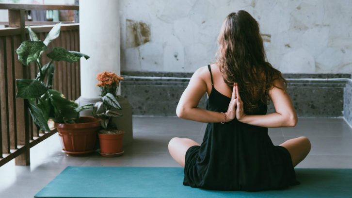 Frau macht Yoga für den Rücken