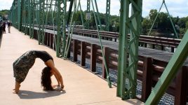Yoga Rückbeuge auf einer Brücke