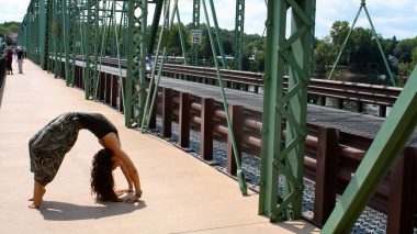 Yoga Rückbeuge auf einer Brücke