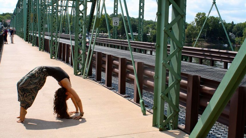 Yoga Rückbeuge auf einer Brücke