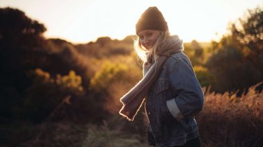 Glückliche Frau in der Natur im Winter