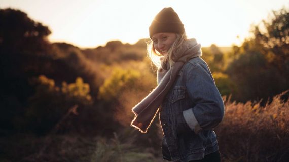 Glückliche Frau in der Natur im Winter