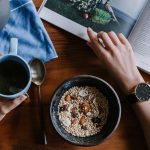 Frühstück mit Tee und Bowl beim Kurzzeitfasten