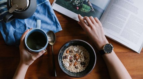 Frühstück mit Tee und Bowl beim Kurzzeitfasten