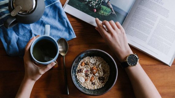 Frühstück mit Tee und Bowl beim Kurzzeitfasten