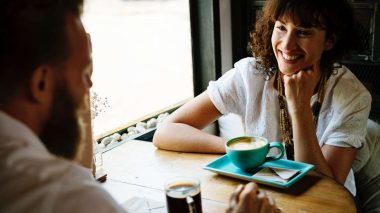 Ein Date im Cafe