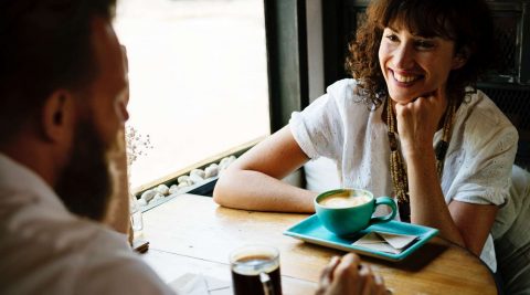 Ein Date im Cafe