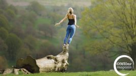 Frau balanciert in der Natur
