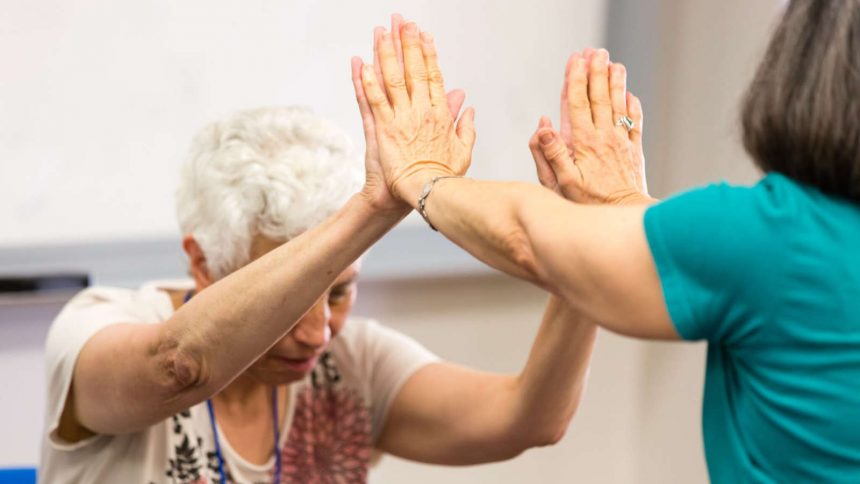 Alte Frau macht Yoga