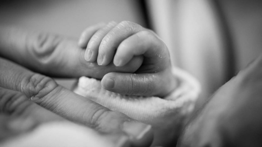 Kinderhand direkt nach der Geburt