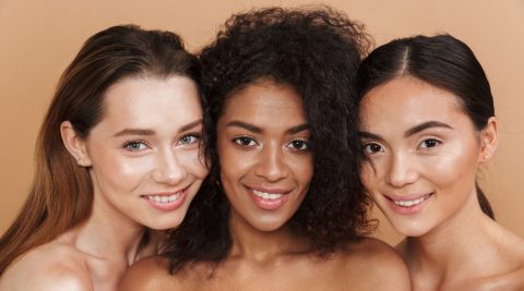 Drei junge Frauen mit schöner Haut