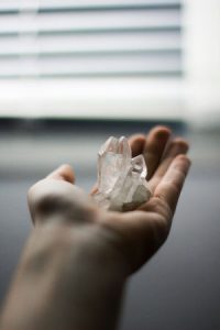 Kristall auf einer Hand