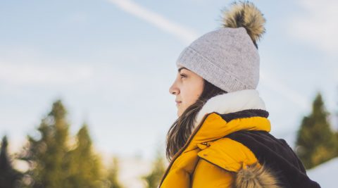 Frau mit Pudelmütze im Winter