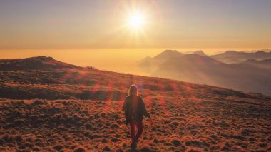 Frau wandert im Sonnenschein