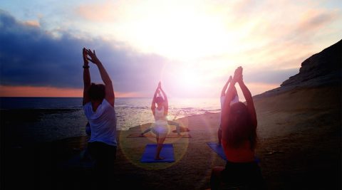 Yogastunde am Strand