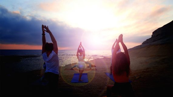 Yogastunde am Strand