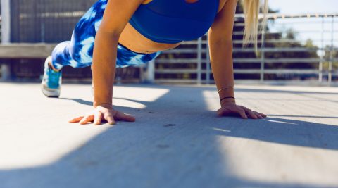 Liegestütz in einer Fitness Challenge