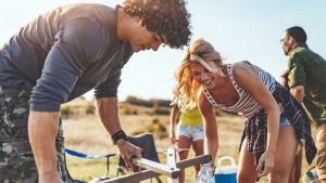 Freunde bauen Camping Utensilien auf