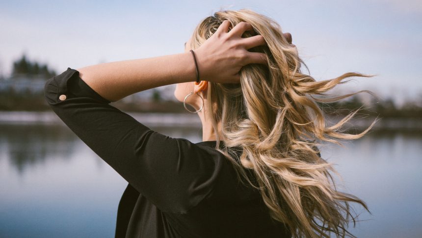 Frau mit gepflegten, schönen Haaren