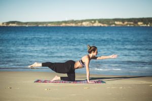 Frau trainiert am Strand