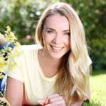 Frau liegt im Garten in der Sonne