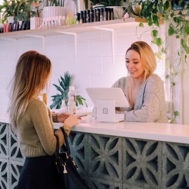 Zwei Frauen im Cafe