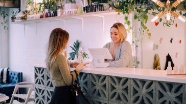 Zwei Frauen im Cafe