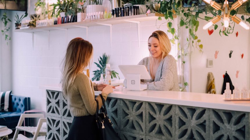 Zwei Frauen im Cafe