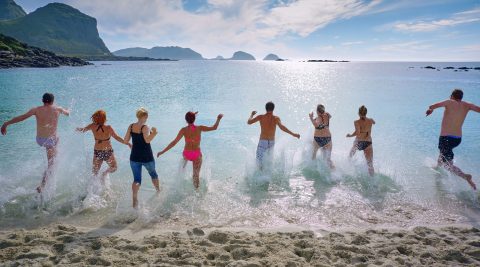 Menschen gehen baden im Sommer