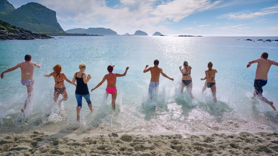 Menschen gehen baden im Sommer