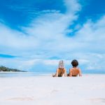 Sonnenbaden am Strand - Vorsicht vor Sonnenstich