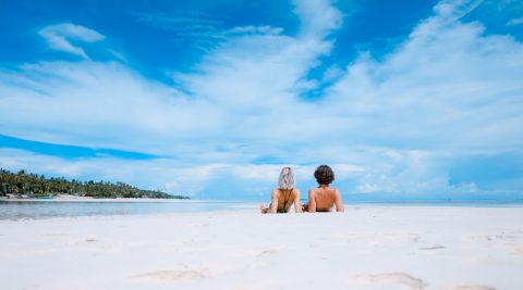 Sonnenbaden am Strand - Vorsicht vor Sonnenstich